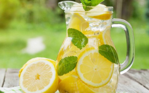 Mỗi buổi tối nên uống một ly nước chanh sẽ giúp cơ thể bạn khỏe mạnh hơn từng ngày
